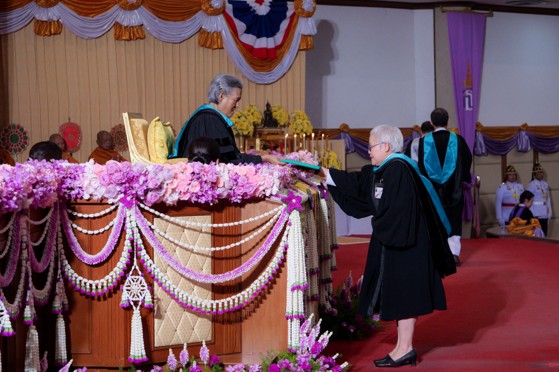 คณะโบราณคดีขอแสดงความยินดีกับ “ศาสตราจารย์ ดร.รัศมี ชูทรงเดช” เนื่องในโอกาสเข้ารับประกาศเกียรติคุณอาจารย์ดีเด่น ด้านการสอน (กลุ่มวิชามนุษยศาสตร์และสังคมศาสตร์) ประจำปี พ.ศ. 2567 ในพิธีพระราชทานปริญญาบัตร มหาวิทยาลัยศิลปากร ปีการศึกษา 2566