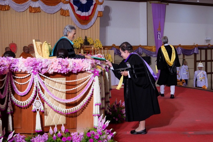 คณะโบราณคดีขอแสดงความยินดีกับ “รองศาสตราจารย์มยุรี วีระประเสริฐ” เนื่องในโอกาสเข้ารับพระราชทานปริญญาดุษฎีบัณฑิตกิตติมศักดิ์ สาขาวิชาโบราณคดี ในพิธีพระราชทานปริญญาบัตร มหาวิทยาลัยศิลปากร ปีการศึกษา 2566